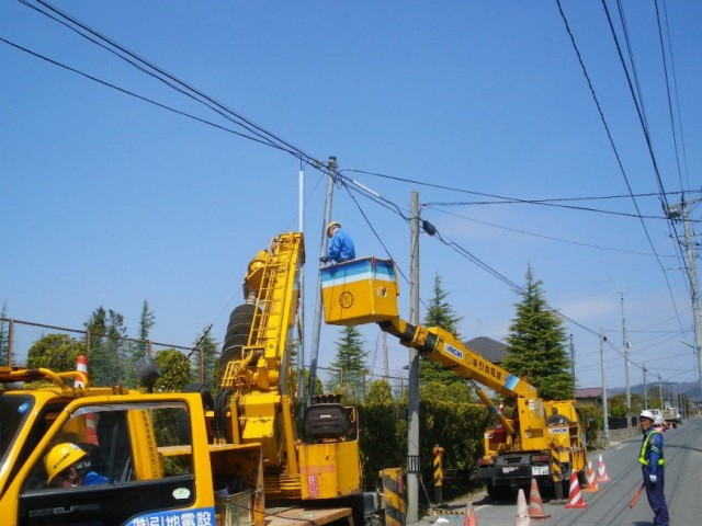 電柱の建柱作業